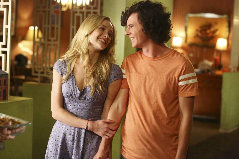 Charlie McDermott and Greer Grammer in The Middle (2009)