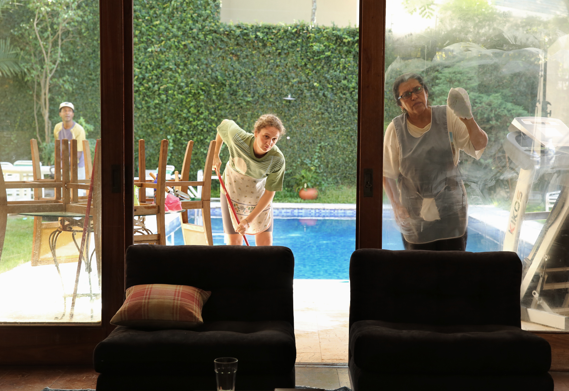 Regina Casé, Luis Miranda, and Helena Albergaria in The Second Mother (2015)