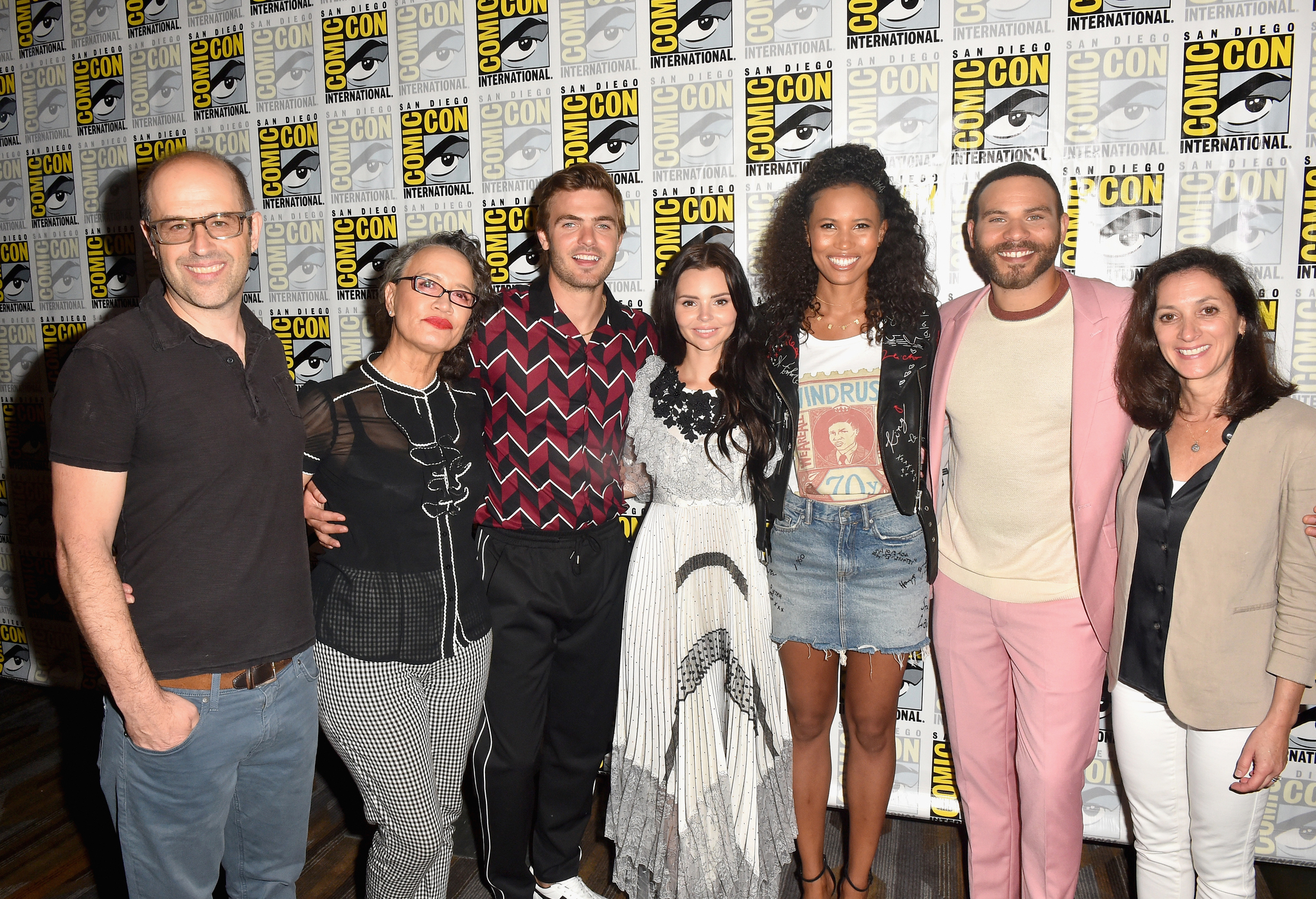 Rena Owen, Eric Wald, Emily Whitesell, Alex Roe, Ian Verdun, Eline Powell, and Fola Evans-Akingbola at an event for Siren (2018)