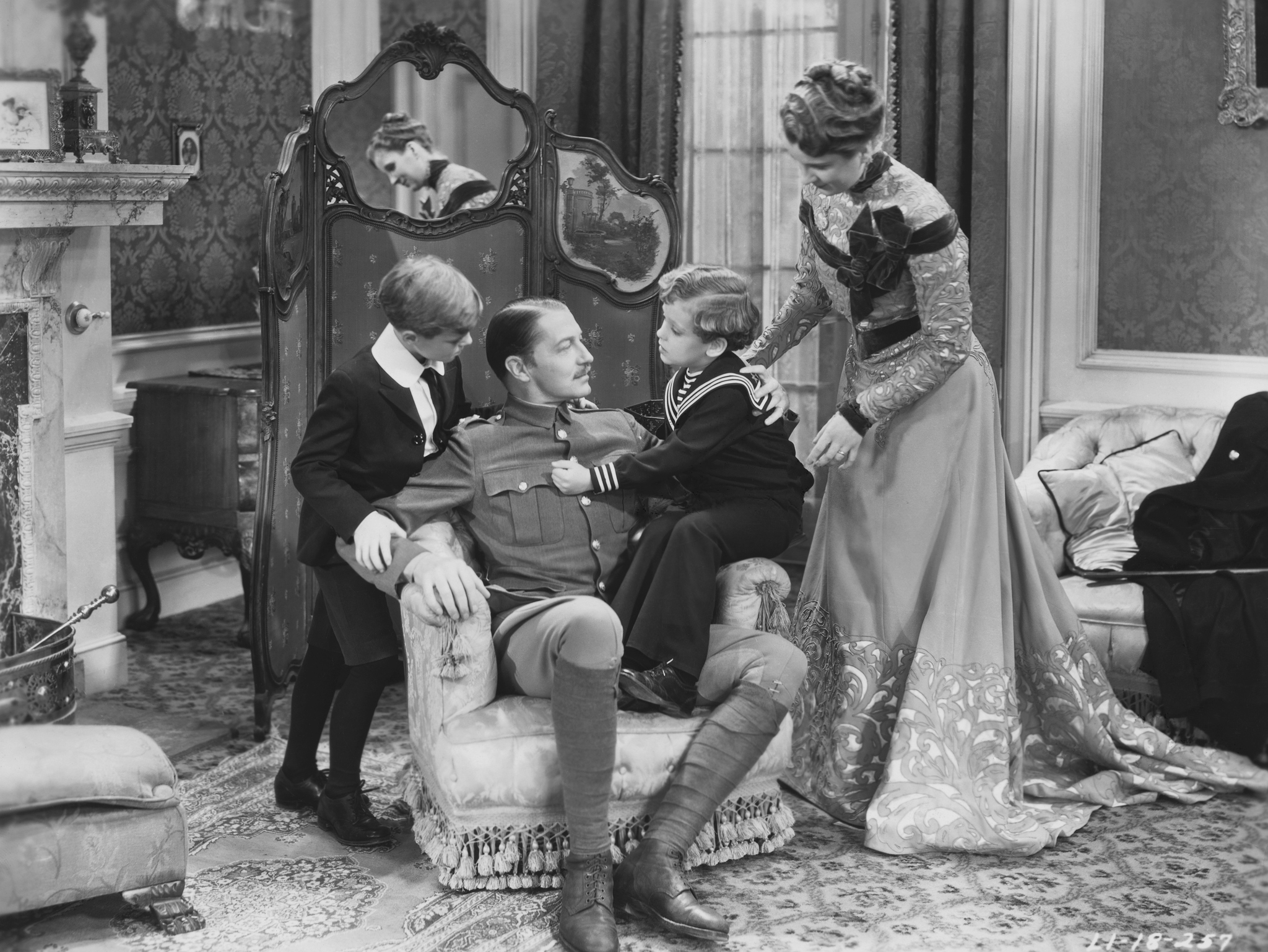 Clive Brook, Dick Henderson, Douglas Scott, and Diana Wynyard in Cavalcade (1933)