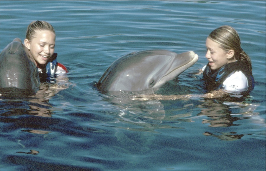 Ashley Olsen and Mary-Kate Olsen in Holiday in the Sun (2001)