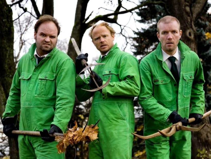 Atle Antonsen, Harald Eia, and Bård Tufte Johansen in Uti vår hage (2003)