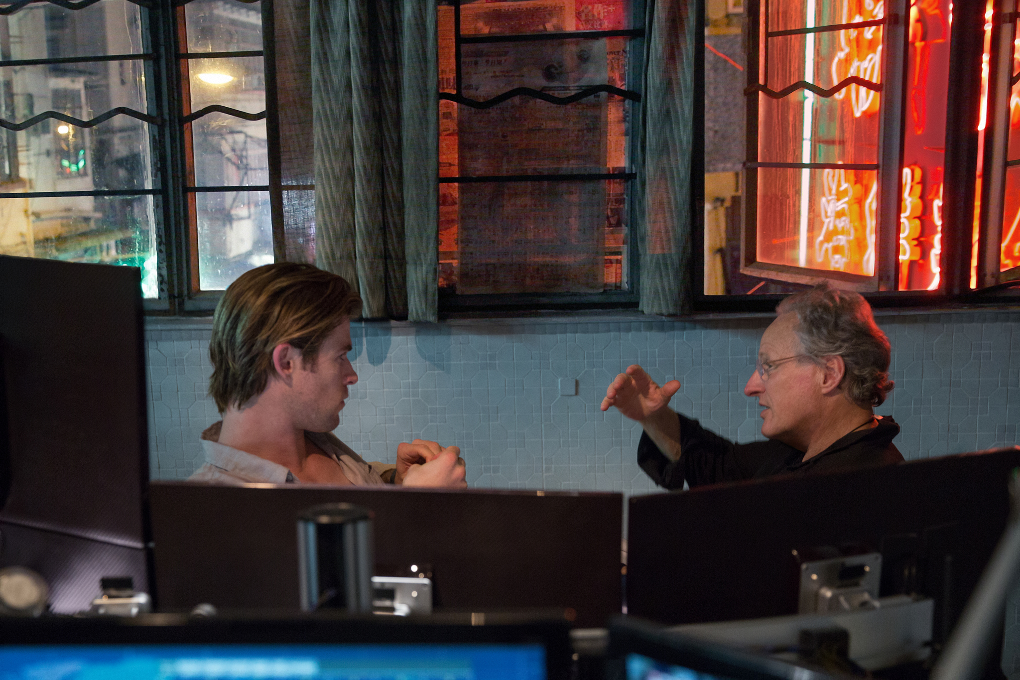 Michael Mann and Chris Hemsworth in Blackhat (2015)