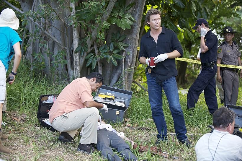 Carlos Gómez and Matt Passmore in The Glades (2010)