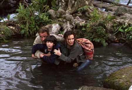 Arnold Schwarzenegger, Francesca Neri, and Tyler Posey in Collateral Damage (2002)