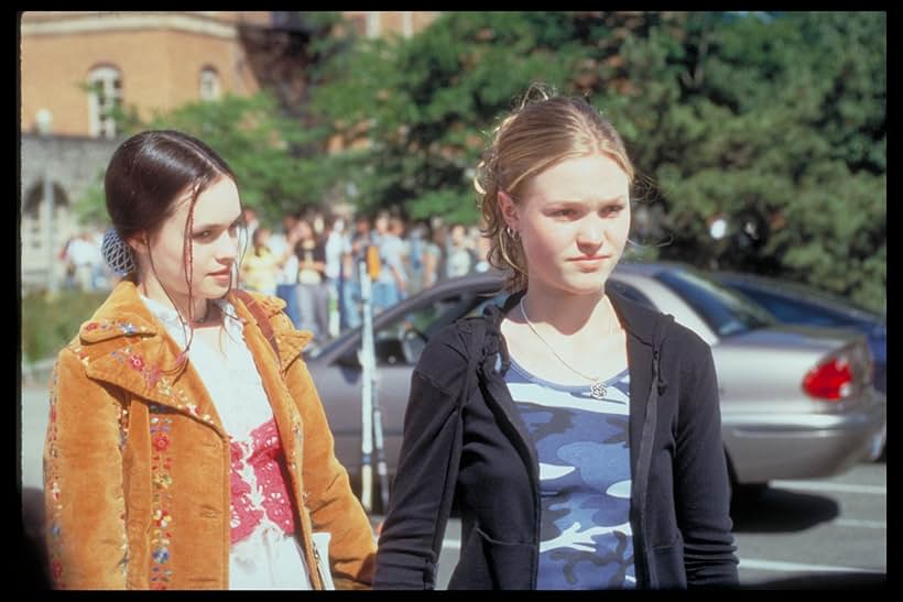 Julia Stiles and Susan May Pratt in 10 Things I Hate About You (1999)