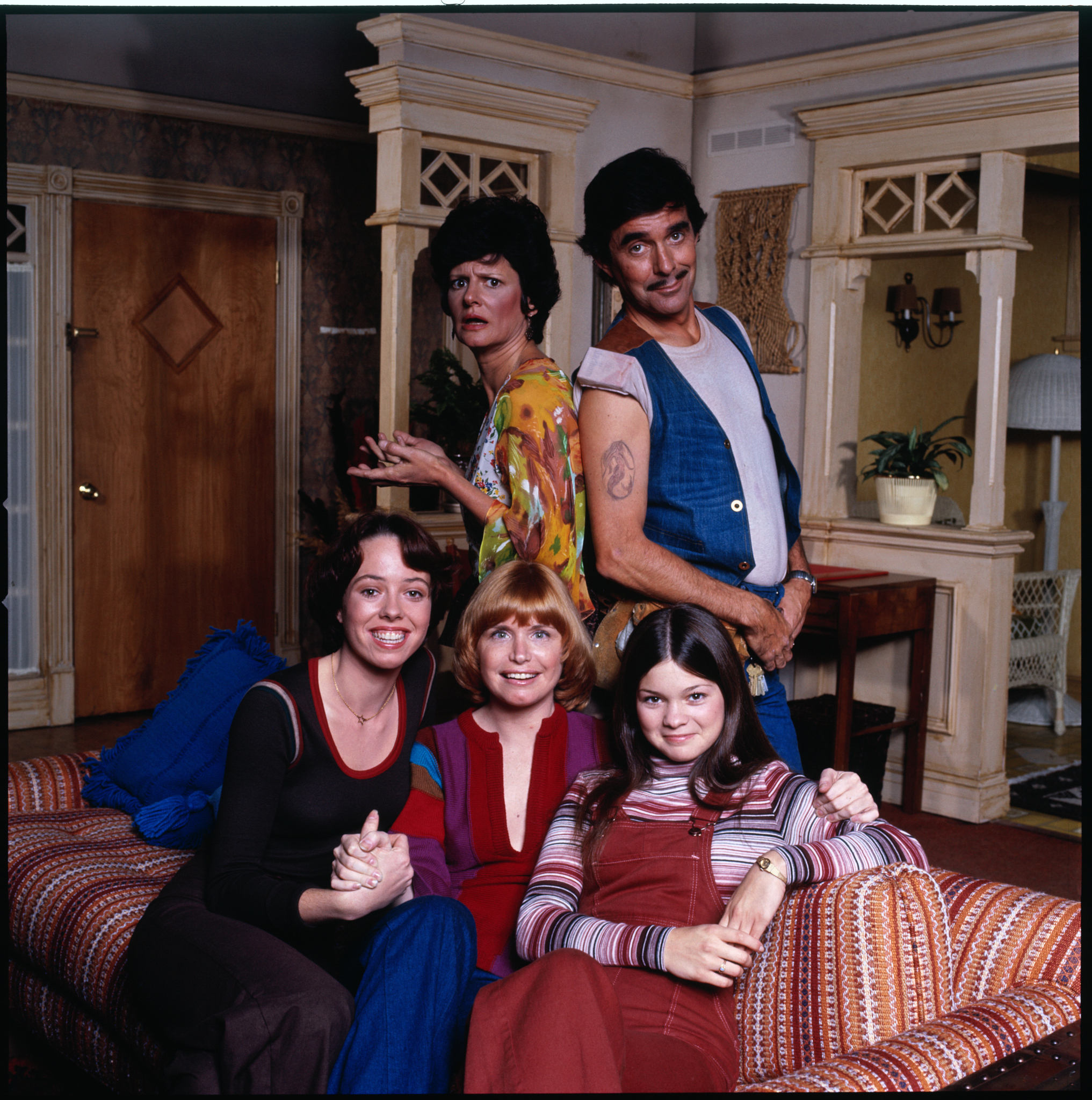 Valerie Bertinelli, Bonnie Franklin, Pat Harrington Jr., Mackenzie Phillips, and Mary Louise Wilson in One Day at a Time (1975)