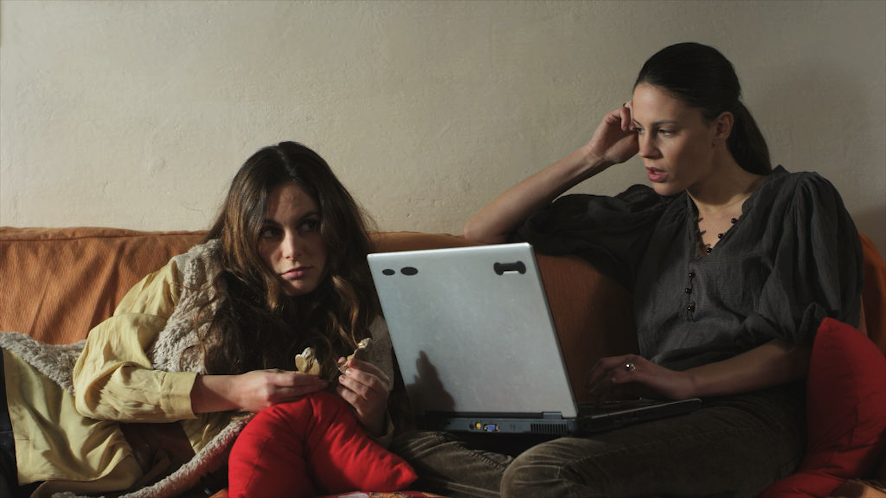 Chiara Martegiani and Vijaya Bechis Boll in La terra e il vento (2014)