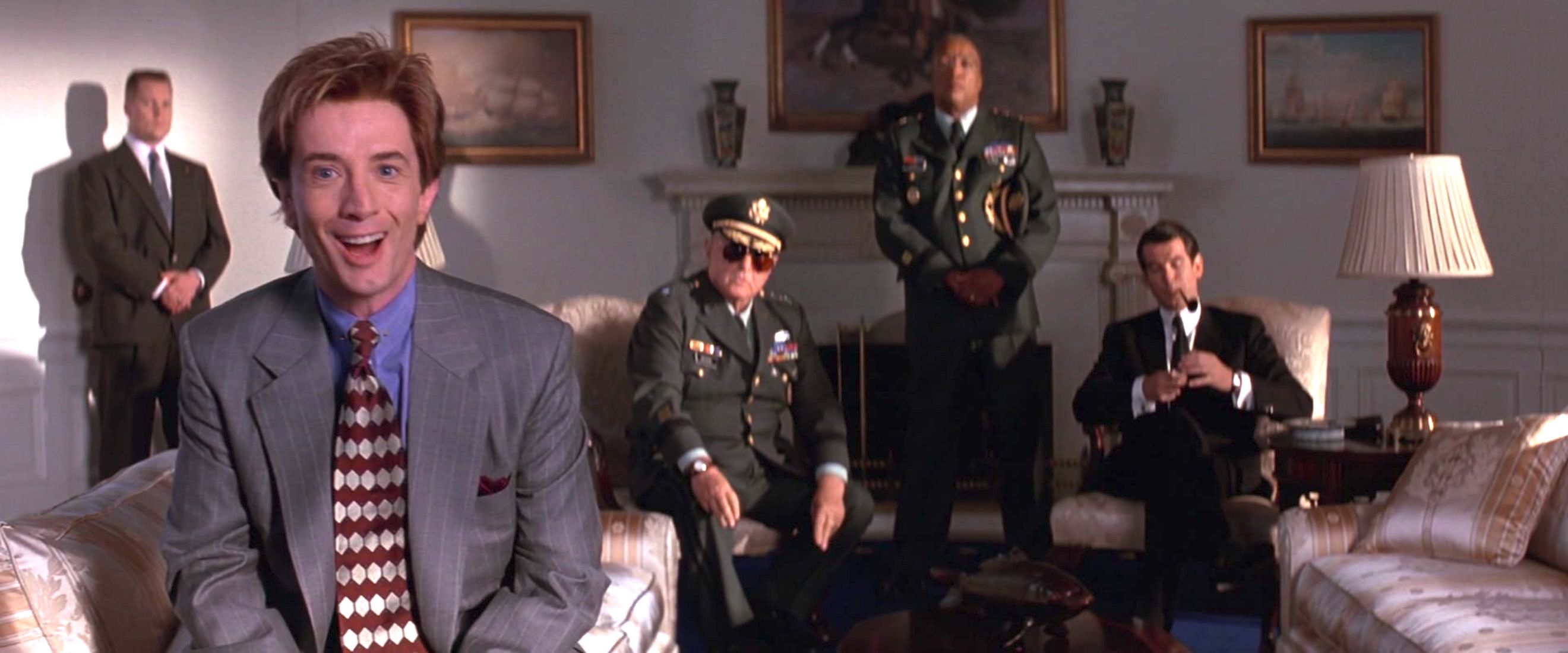 Pierce Brosnan, Martin Short, Rod Steiger, Brian Haley, and Paul Winfield in Mars Attacks! (1996)