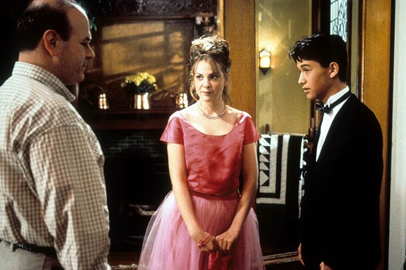 Joseph Gordon-Levitt, Larry Miller, and Larisa Oleynik in 10 Things I Hate About You (1999)