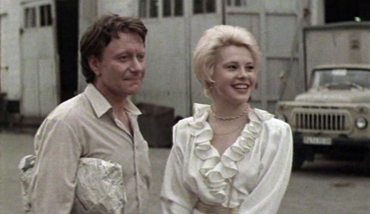 Tatyana Dogileva and Andrey Mironov in Blondinka za uglom (1984)