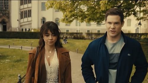 Sarah Hyland and Adam Devine in Lebensabschnittspartner (2022)