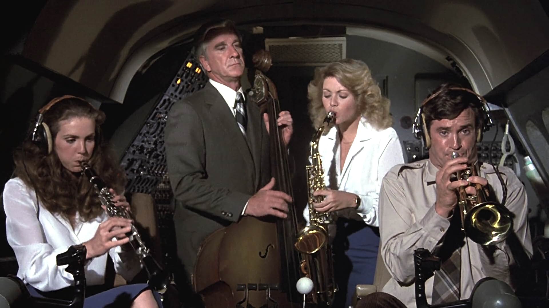 Leslie Nielsen, Robert Hays, Julie Hagerty, and Lorna Patterson in Airplane! (1980)