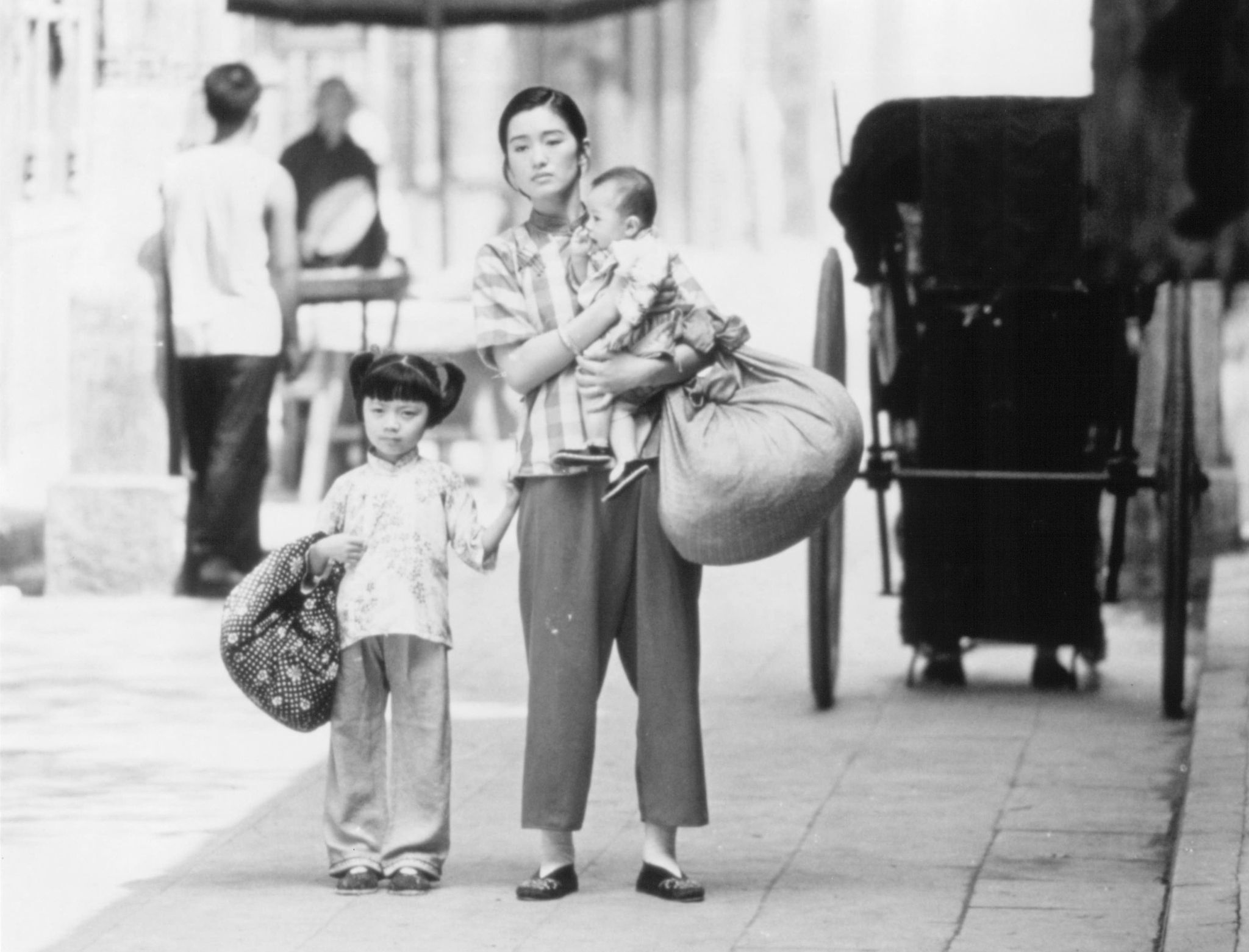 Gong Li, Lu Zhang, and Jiang Wu in To Live (1994)