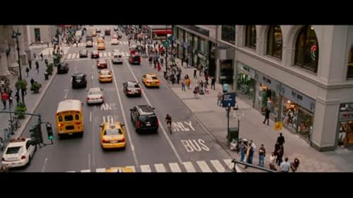 In Manhattan, a bike messenger picks up an envelope that attracts the interest of a dirty cop, who pursues the cyclist throughout the city.