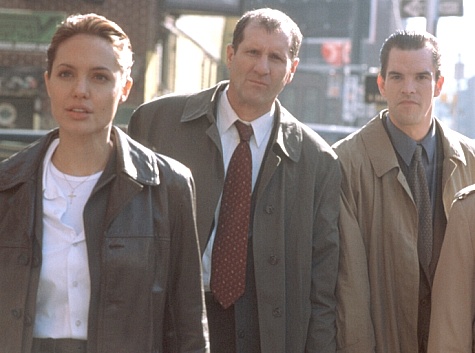 Angelina Jolie, Michael McGlone, and Ed O'Neill in The Bone Collector (1999)