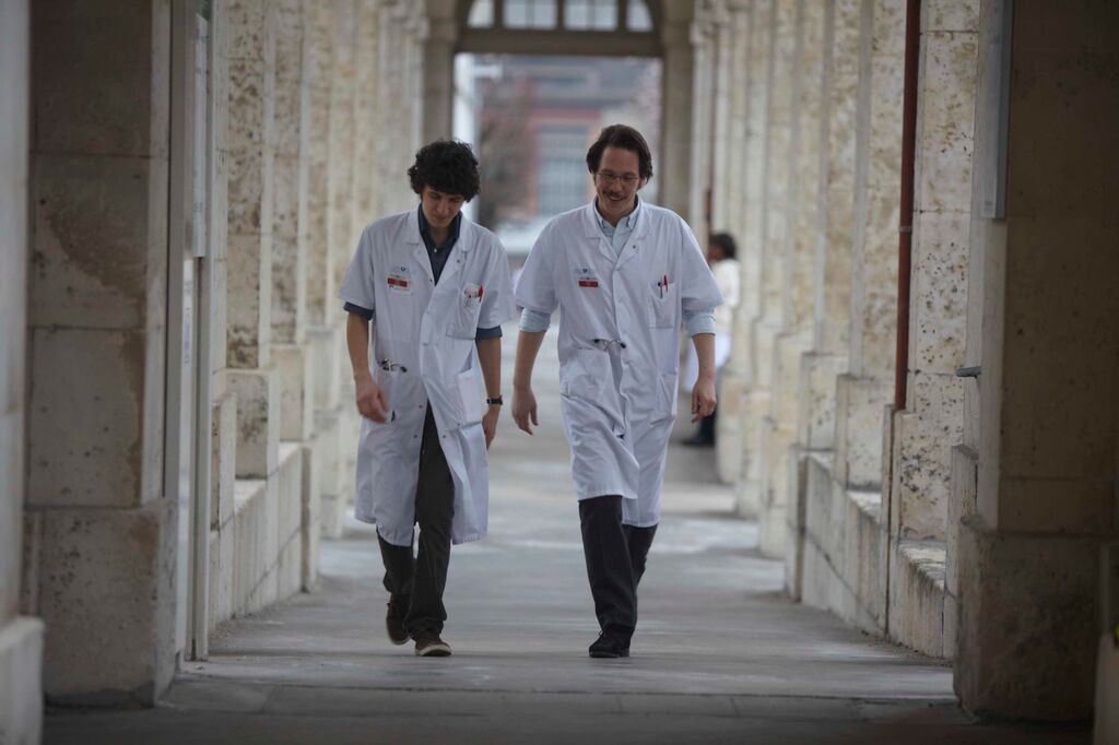 Reda Kateb and Vincent Lacoste in Hippocrates: Diary of a French Doctor (2014)