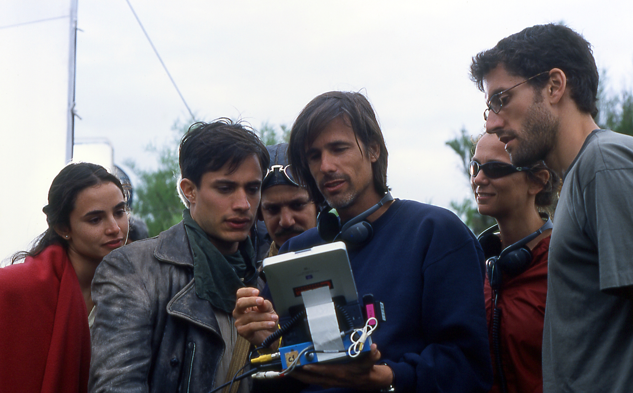 Rodrigo de la Serna, Gael García Bernal, Mía Maestro, Pablo Ramos, Walter Salles, and Julia Solomonoff in The Motorcycle Diaries (2004)