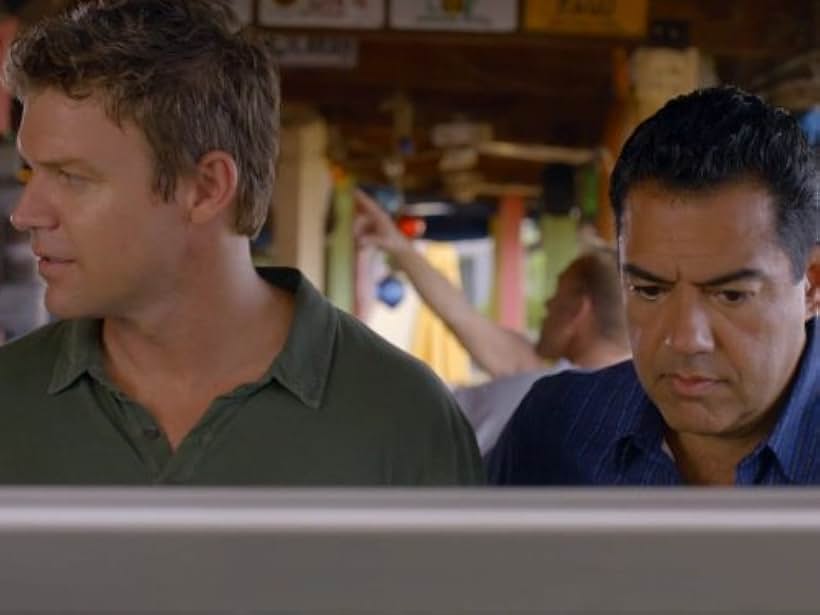 Carlos Gómez and Matt Passmore in The Glades (2010)