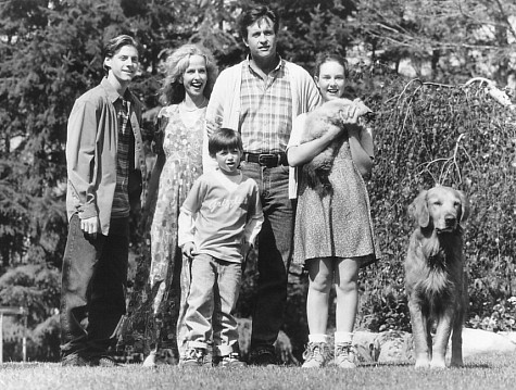 Robert Hays, Kim Greist, Kevin Chevalia, Veronica Lauren, Benj Thall, and Ralph Waite in Homeward Bound II: Lost in San Francisco (1996)