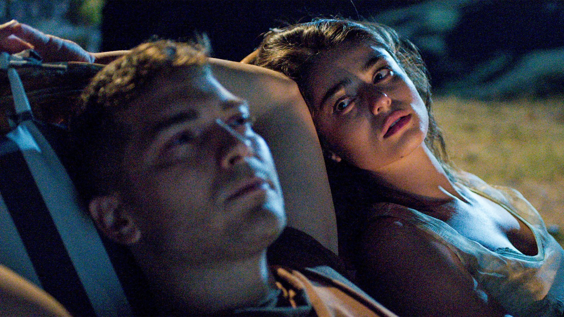 Çagatay Ulusoy and Ayça Aysin Turan in The Protector (2018)