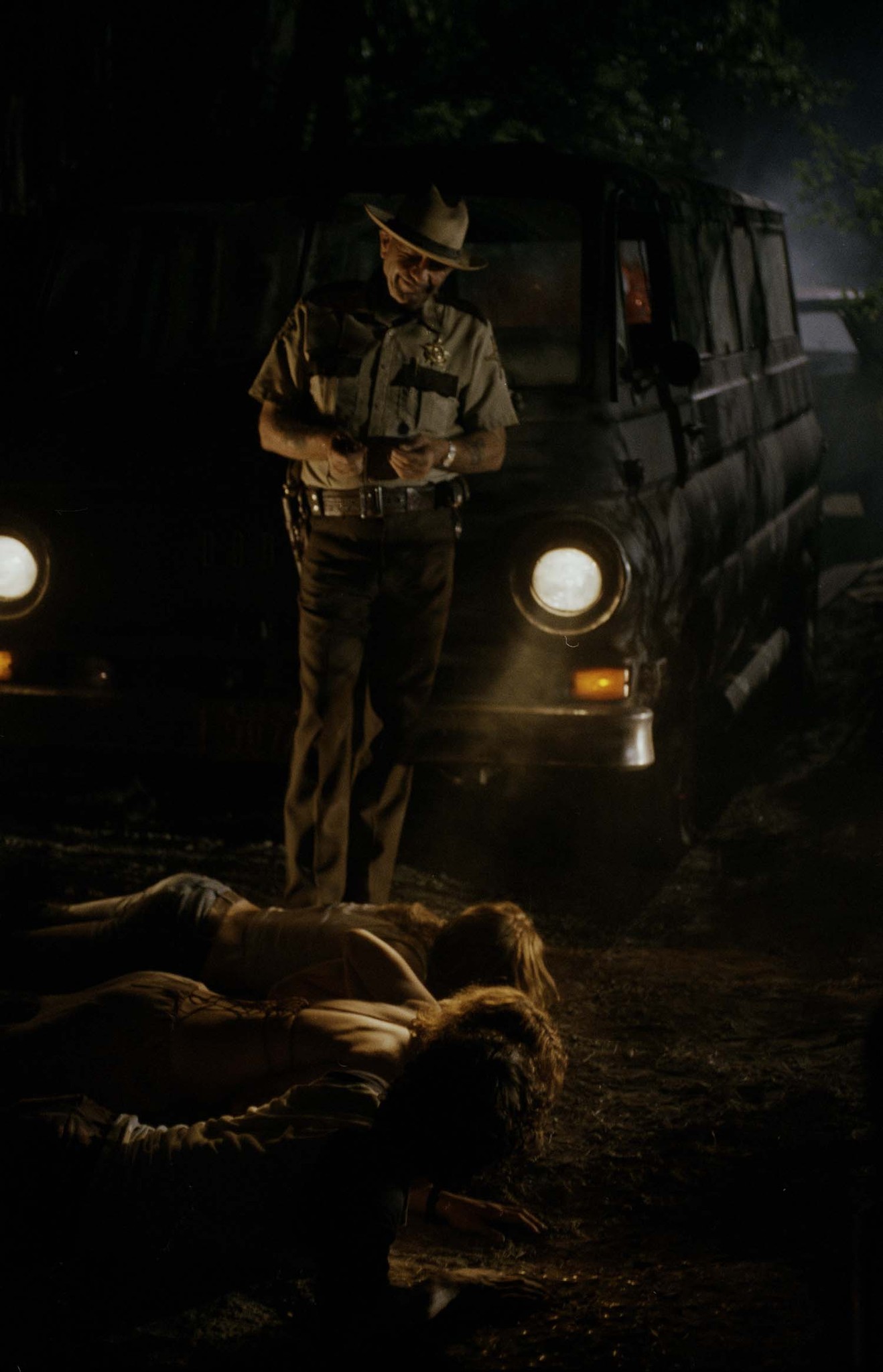 R. Lee Ermey, Jessica Biel, Jonathan Tucker, and Erica Leerhsen in The Texas Chainsaw Massacre (2003)