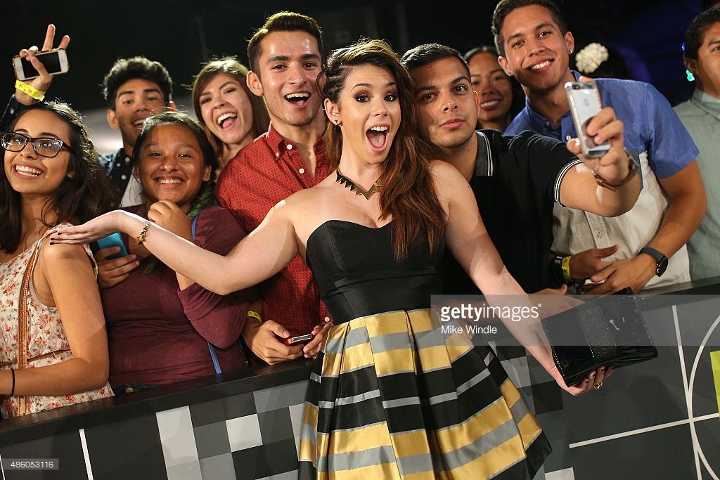 JILLIAN ROSE REED POSES WITH FANS DURING THE MTV VIDEO MUSIC AWARDS. MICROSOFT THEATER LOS ANGELES 