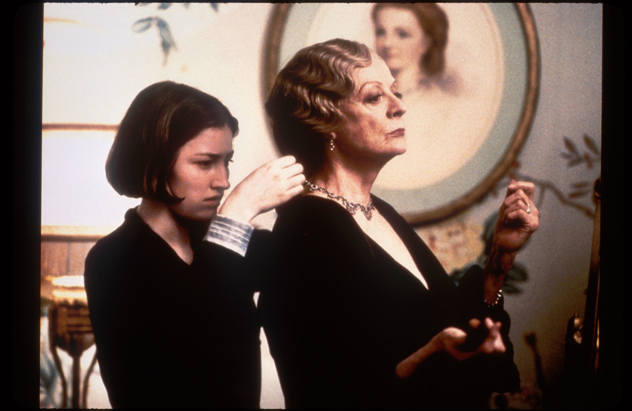 Maggie Smith and Kelly Macdonald in Gosford Park (2001)