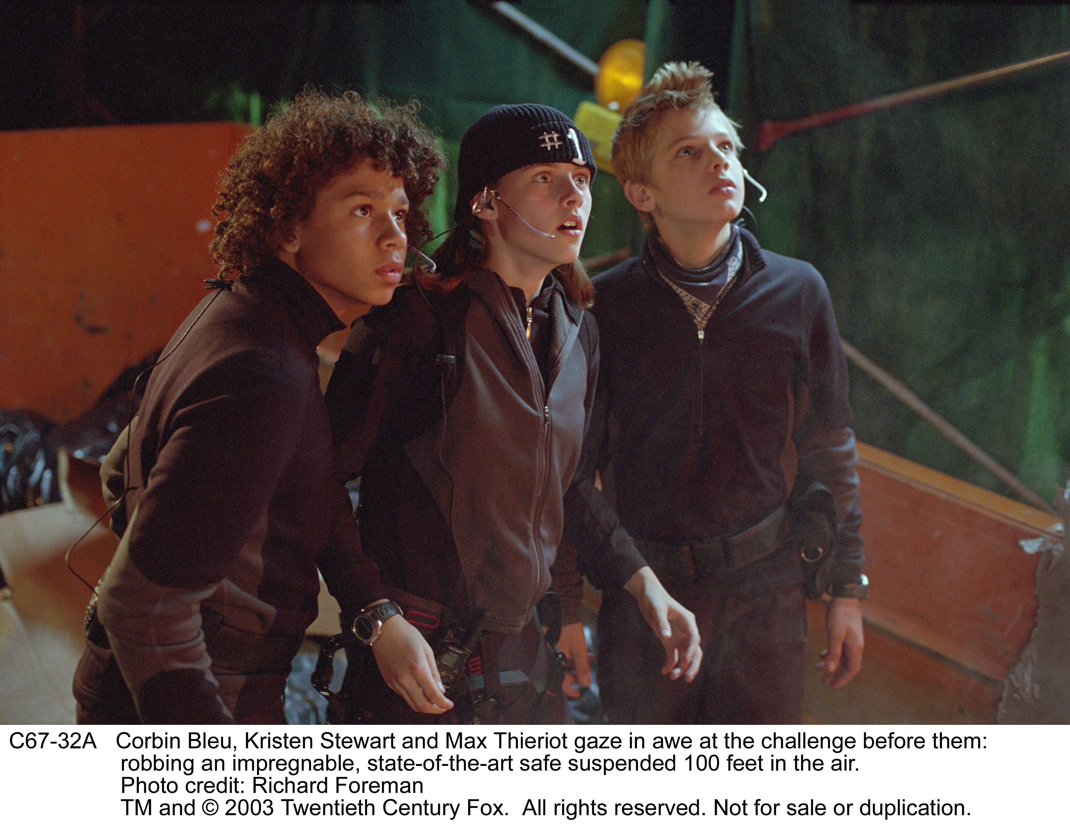 Corbin Bleu, Kristen Stewart, and Max Thieriot in Catch That Kid (2004)