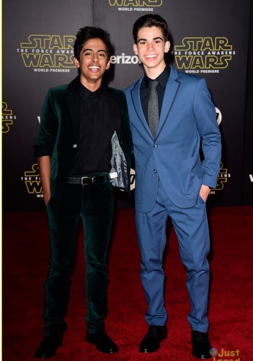 Cameron Boyce and Karan Brar in Star Wars: Episode VII - The Force Awakens (2015)