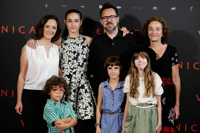 Paco Plaza, Ana Torrent, Consuelo Trujillo, Bruna González, Claudia Placer, Sandra Escacena, and Iván Chavero at an event for Veronica (2017)