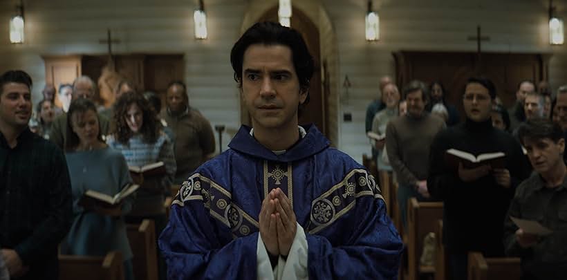 Hamish Linklater in Midnight Mass (2021)