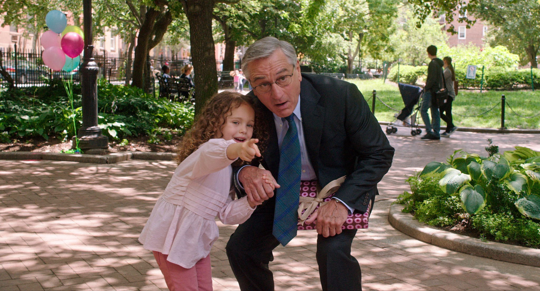 Robert De Niro and JoJo Kushner in The Intern (2015)