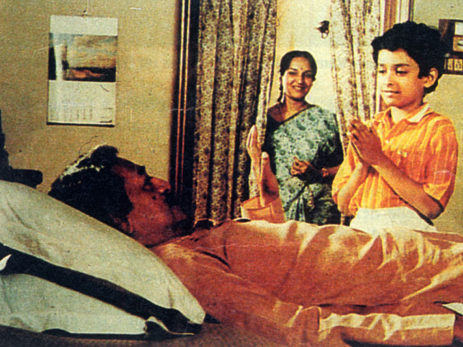 Utpal Dutt, Mamata Shankar, and Bikram Bhattacharya in The Stranger (1991)