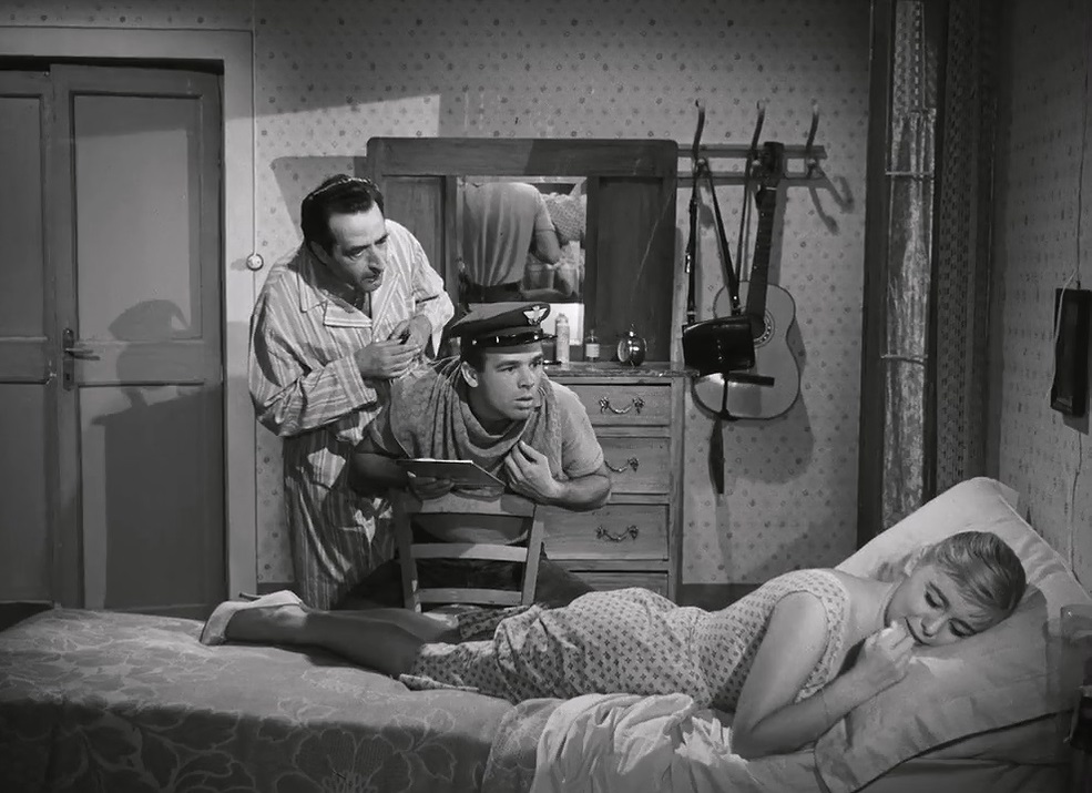 Memmo Carotenuto, Alessandra Panaro, and Renato Salvatori in Belle ma povere (1957)