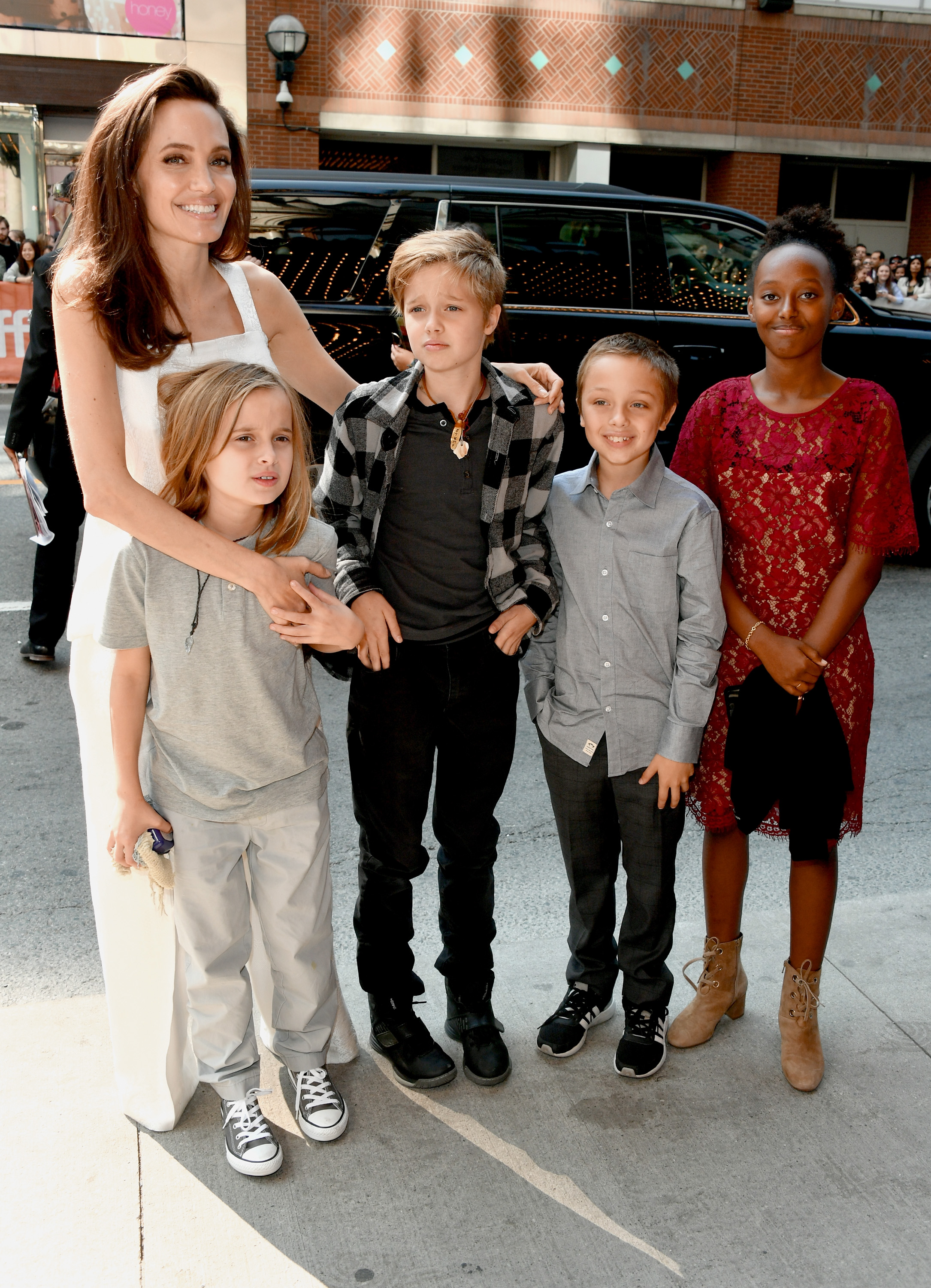 Angelina Jolie, Shiloh Jolie-Pitt, Zahara Jolie-Pitt, Vivienne Jolie-Pitt, and Knox Jolie-Pitt at an event for The Breadwinner (2017)