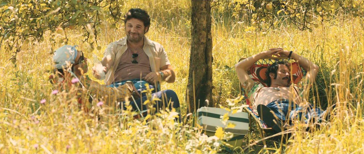 Philippe Lellouche and Christian Vadim in Nos plus belles vacances (2012)