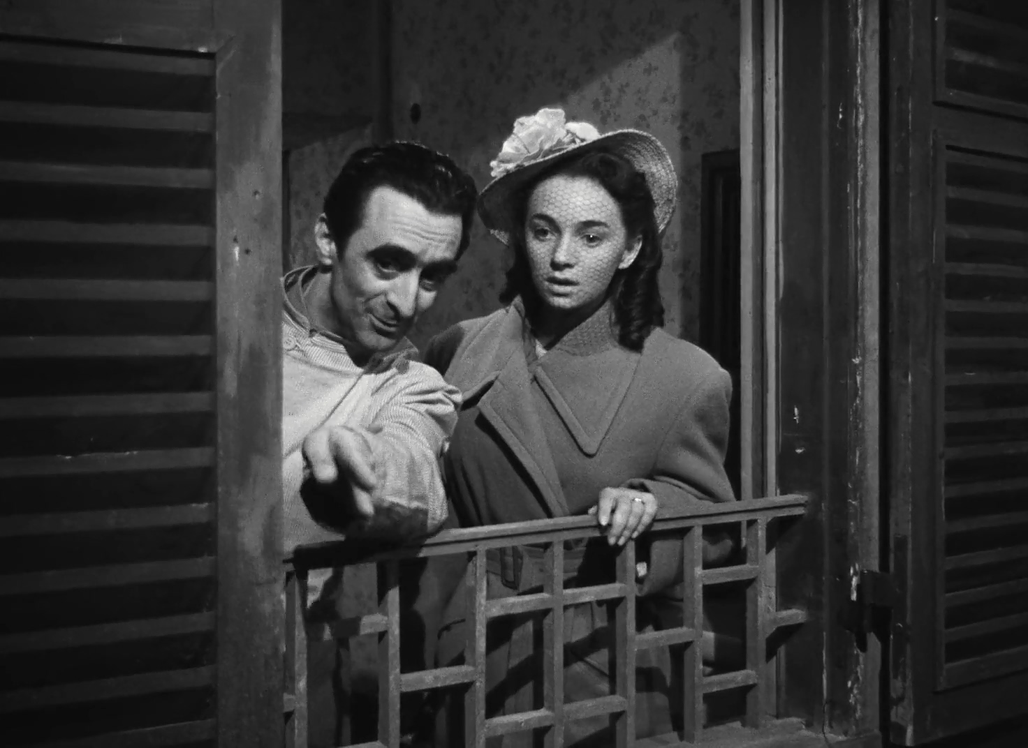 Brunella Bovo and Enzo Maggio in The White Sheik (1952)