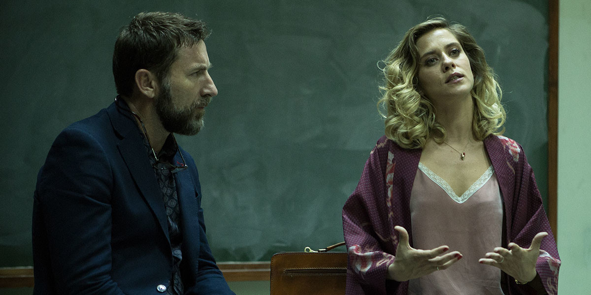 Antonio de la Torre and María León in The Motive (2017)