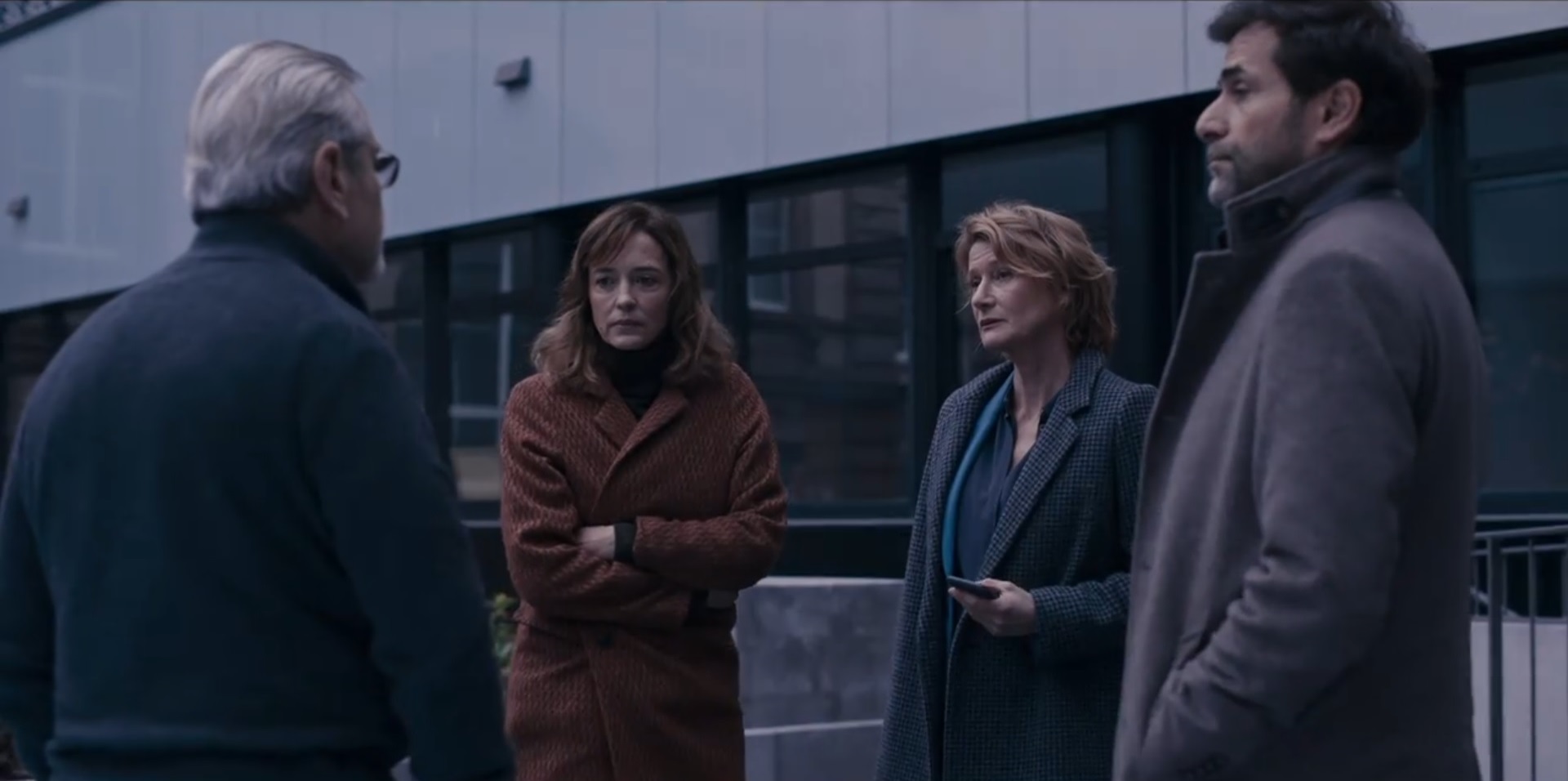 Tchéky Karyo, Grégory Fitoussi, Hélène de Fougerolles, and Astrid Whettnall in La Forêt des disparus (2022)