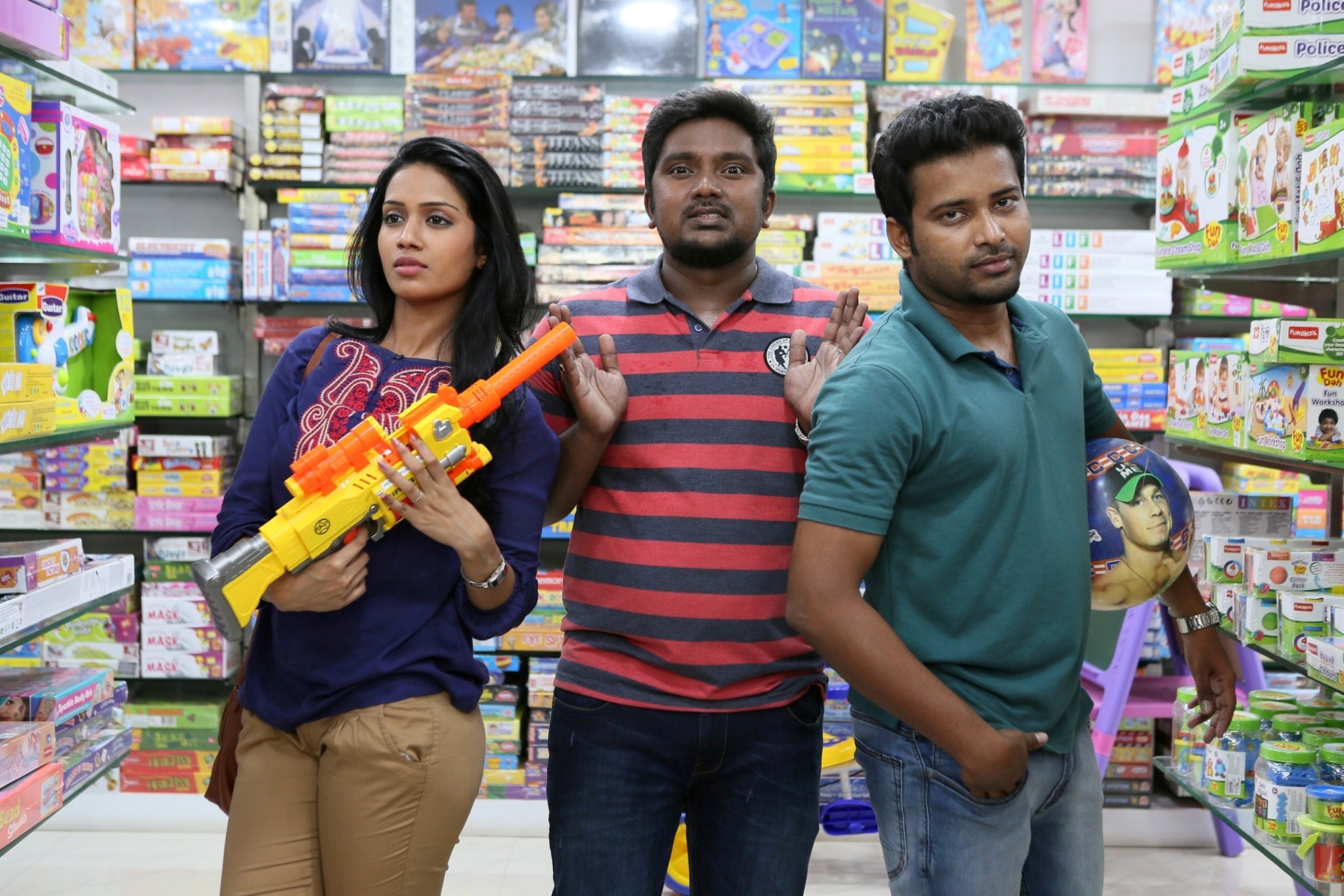 Dinesh, Bala Saravanan, and Nivetha Pethuraj in Oru Naal Koothu (2016)