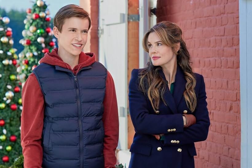 Chelsea Hobbs and Everett Andres in Navigating Christmas (2023)