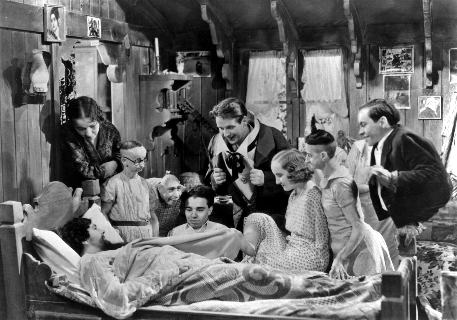 Rose Dione, Johnny Eck, Wallace Ford, Elizabeth Green, Koo Koo, Frances O'Connor, Olga Roderick, Angelo Rossitto, and Schlitze in Freaks (1932)