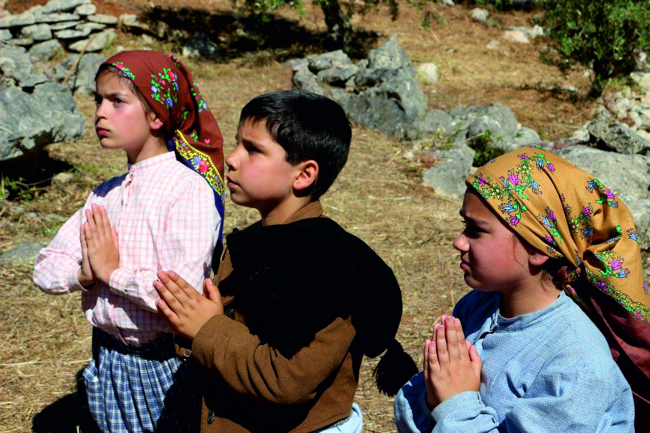 Matilde Brites, Júlia Fialho, and Afonso Ferreira in The Message of Fatima (2017)