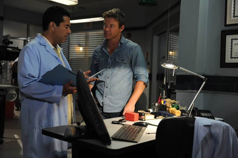 Carlos Gómez and Matt Passmore in The Glades (2010)