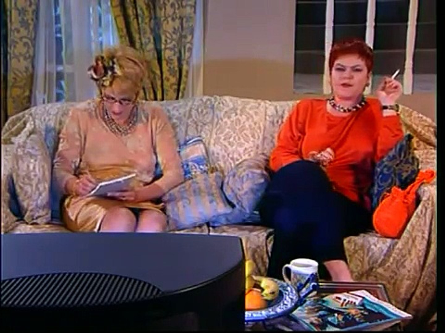 Ketty Konstadinou and Fotini Baxevani in Episode #1.10 (1998)