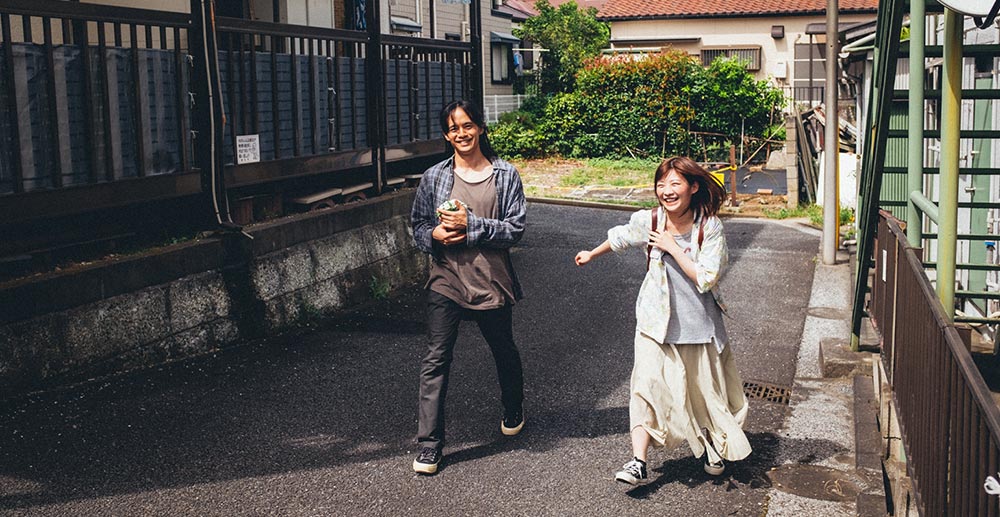 Sôsuke Ikematsu and Sairi Itô in Just Remembering (2021)