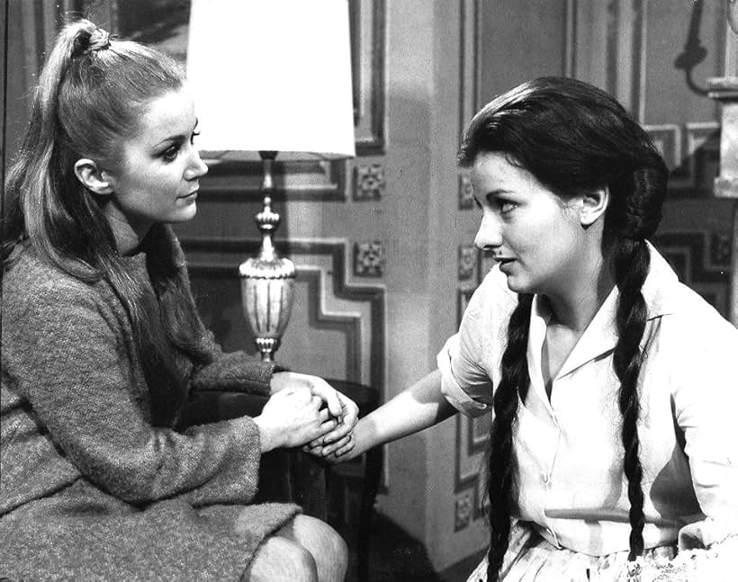 Gabriela Gili and Marta González in Estrellita, esa pobre campesina (1968)