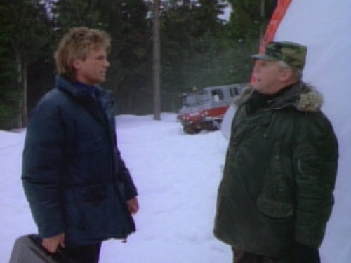 Richard Dean Anderson and Lee Patterson in MacGyver (1985)