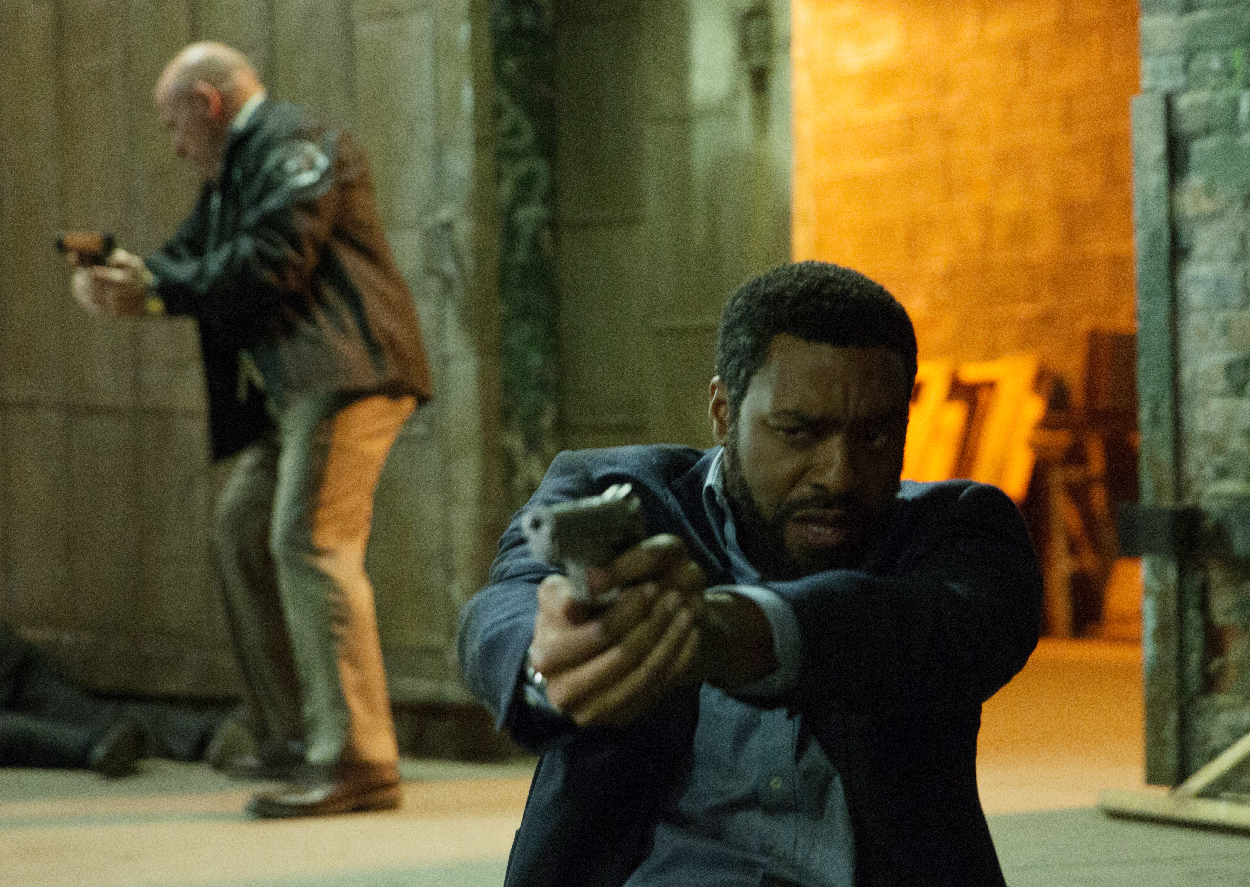 Chiwetel Ejiofor and Dean Norris in Secret in Their Eyes (2015)